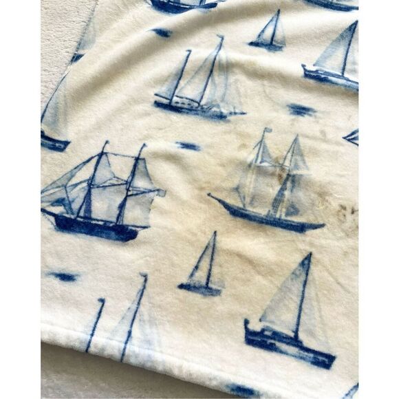 Luxe soft blue and white nautical sail boat beach towel - used - Picture 5 of 8